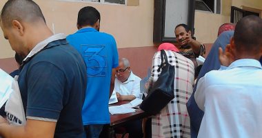 مكاتب التموين تسجل المواليد الجدد على البطاقات.. فحص مستندات المتقدمين للتأكد من مطابقة الشروط.. رد حالات لاستكمال الأوراق.. نقل مكاتب لمراكز الشباب لمنع التزاحم.. ومواطن: سجلت ولادى التلاتة بمساعدة التأمينات