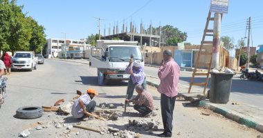 صور.. استكمال أعمال صيانة مرافق الصرف الصحى بأحياء الخارجة