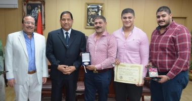 محافظ الغربية يكرم لاعب المنتخب المصرى للسومو لحصوله على المدالية البرونزية 