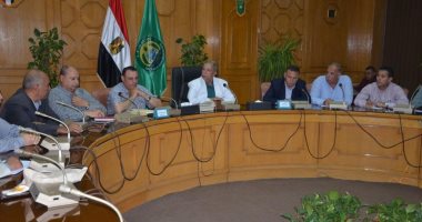 محافظ الإسماعيلية يبحث سبل تفعيل آليات تحصيل الضرائب العقارية