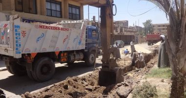 تعرف على آخر تطورات العمل بالبنية التحتية لشارع خالد بن الوليد بالأقصر