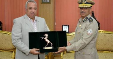محافظ الشرقية يكرم مدير إدارة المرور السابق