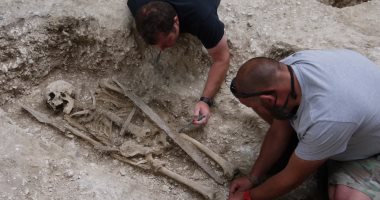 اكتشاف قبر محارب قديم من القرن الـ16 ومعه سيفه ورمحه