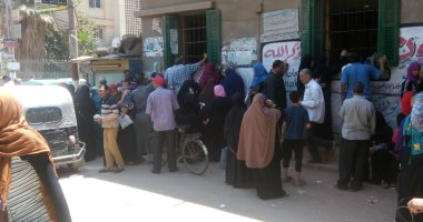 صور.. توافد المواطنين على مكاتب تموين الغربية لإضافة المواليد بالبطاقات