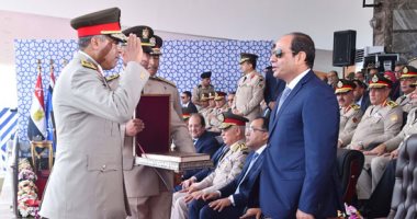 صور.. مدير معهد ضباط الصف المعلمين يهدى الرئيس السيسى نسخة من القرآن الكريم