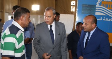 محافظ قنا يحيل عددا من مفتشى التموين ومسئولى المخابز للتحقيق