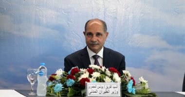 صور.. وزير الطيران يصافح الحجاج فى حفل توديع أول الأفواج بمطار القاهرة