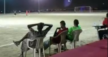 شاهد.. يمنيون يلعبون كرة القدم فى أخطر الأماكن بالعالم           