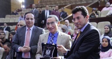 صور.. وزير الرياضة وعبد المنعم عمارة يكرمان أوائل الثانوية العامة 