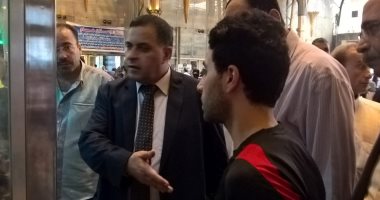 رئيس هيئة السكة الحديد يتفقد شبابيك ومكاتب حجز التذاكر بمحطة مصر