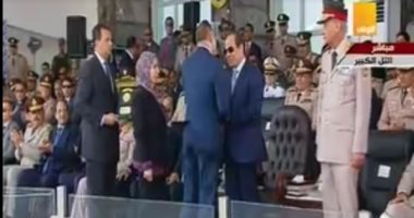 الرئيس السيسى يكرم أسرة الشهيد مساعد أول عطية صالح محمدين