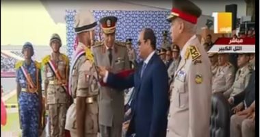 الرئيس يكرم أوائل "الصف المتطوعين" ويمنحهم نوط الواجب العسكرى