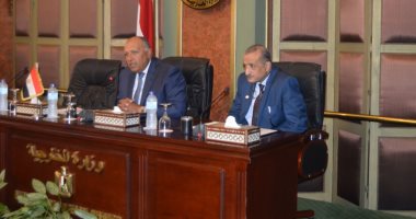 سامح شكرى يؤكد أهمية مراعاة الانضباط بالعمل والتفانى فى العطاء لخدمة الوطن