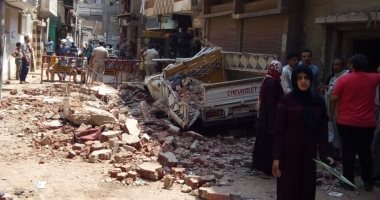 إصابة سيدة وطفلين وتحطم سيارة إثر انهيار منزل بالمحلة