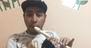 فيديو.. موهبتك فى دقيقة.. شاب يستعرض موهبتة فى العزف على آلة فلوت ريكودر 