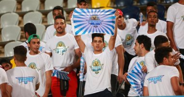 فيديو.. جمهور إنبي يظهر في بتروسبورت.. ومشجعو ببراميدز: العبوا يا أبطال الليلة مش هزار