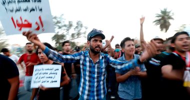 انسحاب الشرطة العراقية أمام حشود المتظاهرين المتجهين نحو ساحة التحرير