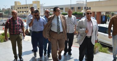 صور.. محافظ الإسماعيلية وفريق طبى من وزارة الصحة يطمئنون على مسعف سيناء