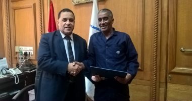 رئيس هيئة السكة الحديد يكرم ملاحظ دريسة بمطروح ليقظته وأمانته فى عمله