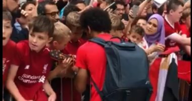 شاهد.. أسرة مصرية تستقبل محمد صلاح فى أيرلندا قبل مواجهة نابولى