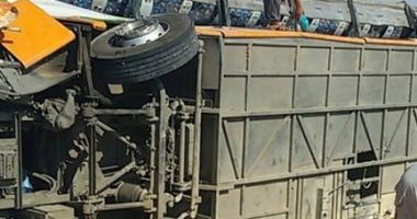 صور.. مصرع 3 وإصابة 24 آخرين بحادث انقلاب أتوبيس مطروح - الإسكندرية