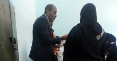 صور.. وكيل تموين الأقصر يتفقد مكاتب تسجيل المواليد بعد التسهيلات الجديدة