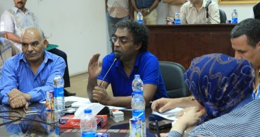 صور.. رئيس "قصور الثقافة" يجتمع بقيادات الهيئة