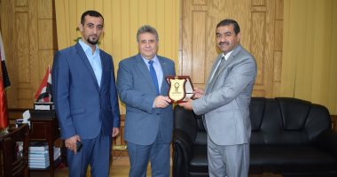 رئيس جامعة بنها يستقبل وفد الطلاب العراقيين ويتلقى درعًا من جامعة تكريت
