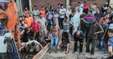 إنقاذ عامل ومحاولة انتشال اخرين بإنهيار أرضى أثناء تركيب صرف صحى بدمياط
