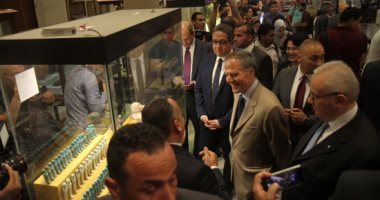 صور.. وزير خارجية إيطاليا يلتقط صورا لعرش توت عنخ آمون والعنانى يهديه نموذجا فرعونيا