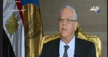 رئيس الدستورية العليا: حكمى بترسيم الحدود "تاريخى".. وحصار الإخوان للمحكمة يوم لن ينسى.. حفل "مرسى" بـ"القاهرة" لم يكن يليق بكرامتنا فانسحبنا.. أغلب أحكامنا ضد الحكومة.. ولا يمكن تعديل الدستور إلا بإرادة شعبية