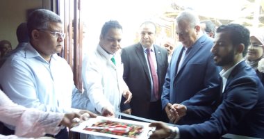 محافظ الجيزة يلتقى العاملين بمستشفى منشأة القناطر ويكرم مديرها
