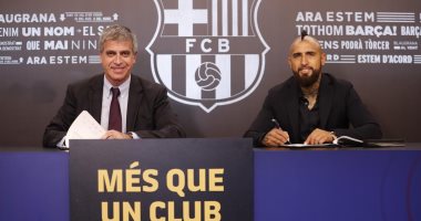 فيدال يوقع على عقود انتقاله إلى برشلونة الإسبانى.. فيديو وصور