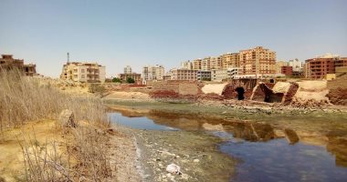 شركة مياه القناة تزيل مياه الرشح بجوار مقابر السويس