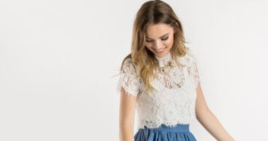 جددى أزياء الصيف.. 3 إطلالات بالـ ”Midi skirt” اختارى منها لخروجاتك المختلفة