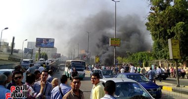 أول صور لتفحم سيارتين بمطلع كوبرى أكتوبر بعد انفجار ملاكى