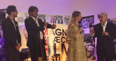 شاهد.. تكريم زاهى حواس مع نجوم العالم فى مهرجان السينما بإيطاليا