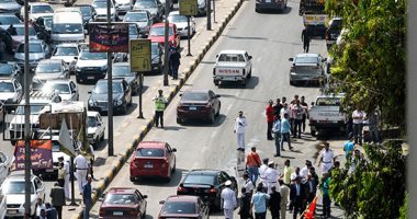 صور.. إعادة فتح شارع البطل بعد إزالة أثار تفحم سيارتين بمطلع كوبرى أكتوبر