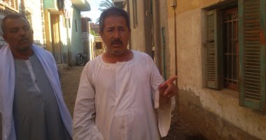 صور.. أهالى نجع العرب فى بنى سويف يعانون من غرق منازلهم بالمياه الجوفية