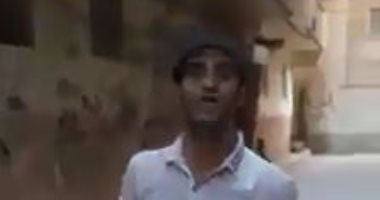 فيديو.. يا غزل مين يشتريك.. شاهد بائع حلوى متجول بدرجة فنان