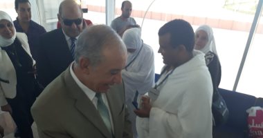 صور.. محافظ البحر الأحمر يودع حجاج بيت الله الحرام بمطار الغردقة الدولى