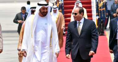 صور.. الرئيس السيسي يستقبل محمد بن زايد بمطار القاهرة