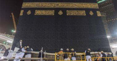 صور.. رئاسة الحرمين الشريفين ترفع كسوة الكعبة استعدادا لموسم الحج