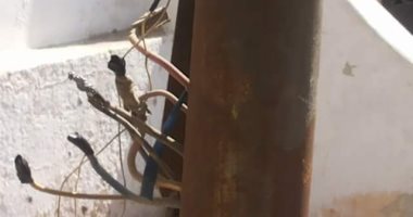 اضبط مخالفة.. عمود كهربائى متهالك وأسلاك عارية بجوار مدرسة بشبرا الخيمة 