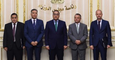 رئيس الوزراء يشهد توقيع عقد صيانة ماكينة حديثة لقياس حالة السكك الحديدية