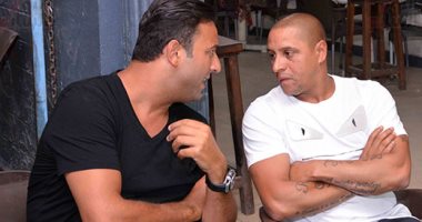 صور.. نجم البرازيل روبرت كارلوس على قهوة شعبى فى فيصل.. اعرف التفاصيل
