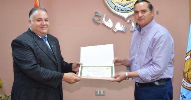 تكريم 25 من القيادات الإدارية بجامعة سوهاج بعد اجتيازهم دورة "TOT"