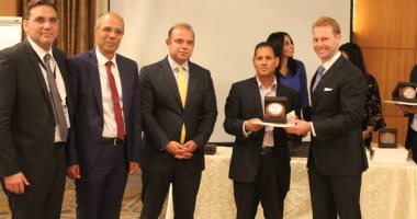 رئيس الرقابة المالية يكرم الخبراء الأمريكيين المشاركين بورشة عمل الهيئة