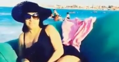 فيديو.. فيفى عبده تستمتع بأجواء الساحل الشمالى