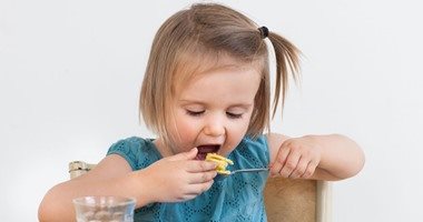 فيديو معلوماتى.. الهيبرة والحساسية .. أضرار خطيرة للحلوى على صحة طفلك
